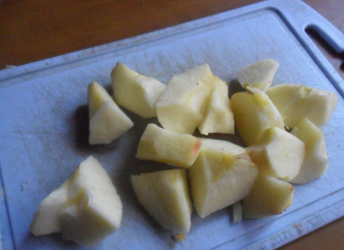 1. Этап. Пюре для грудничка: Моем яблоки, их нарезаем небольшими кусочками.