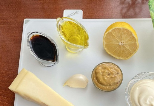 1. Этап. Салат Цезарь с индейкой: Пока филе допекается, приготовим соус-заправку. Для этого подготовьте все необходимые ингредиенты.