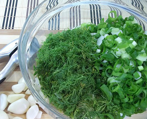 1. Этап. Брокколи в сметане с чесноком: Моем зеленый лук и укропчик. Если у вас есть другая зелень, кладите её, не бойтесь! Зелени много не бывает. Нарезаем все мелко. Часть этой зелени у нас будет для украшения блюда. Давим чеснок в чеснокодавке.