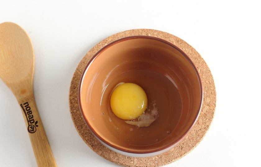 1. Этап. Клецки на сметане: Разбейте яйцо в глубокую миску и добавьте соль, чтобы клецки не получились пресные.