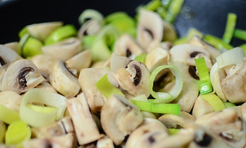 1. Этап. Блинчики с овощной начинкой: На оливковом масле обжарьте сначала лук-порей и шампиньоны.