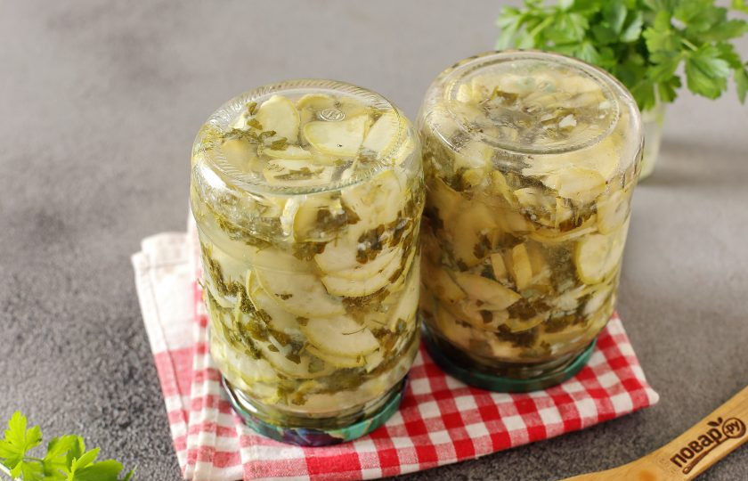 1. Этап. Кабачки Хризантема на зиму: Затем банки закрутите или закатайте, переверните и укутайте до полного остывания.