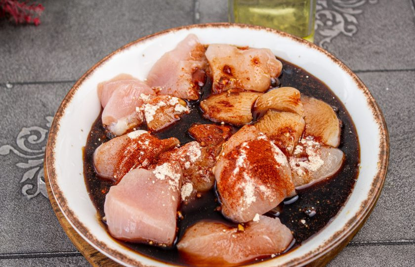 1. Этап. Филе куриное в соевом соусе на сковороде: Влейте соевый соус и растительное масло. Тщательно перемешайте курицу с соусом и специями. Накройте тарелкой и оставьте мариноваться на кухонном столе 20-30 минут. Можно мариновать и дольше, но уже в холодильнике.