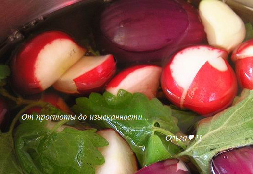 1. Этап. Маринованные овощи с мелиссой: Добавьте веточки мяты и подготовленные овощи, снова доведите до кипения (но не кипятите!), снимите пенку, откиньте овощи на дуршлаг. Маринад поддерживайте при 80*С на маленьком огне.