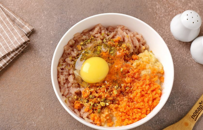 1. Этап. Котлеты из щуки с морковью: Удалите у рыбы кости и готовое филе пропустите через мясорубку. Так же через мясорубку пропустите отжатую от воды булочку и все овощи. Вбейте в получившийся фарш яйцо, добавьте по вкусу соль и специи.