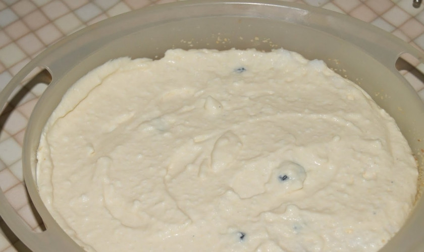 1. Этап. Творожный пудинг с изюмом: 2. Белки взбейте в устойчивую пену. Аккуратно вмешайте их в основную массу. Форму смажьте маслом. Посыпьте сухарями для панировки. Выложите массу.