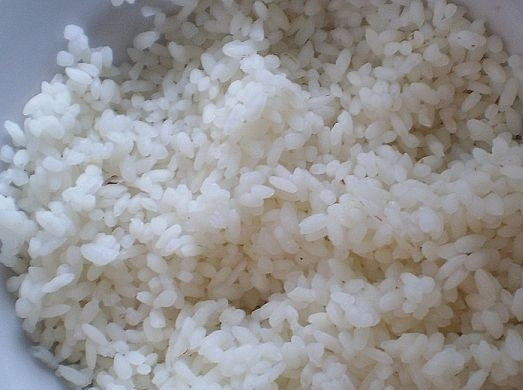 1. Этап. Тефтели, запеченные в духовке в сметанном соусе: 1. Для начала отварите до полуготовности рис.