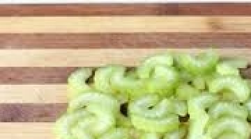 1. Этап. Постный суп из брокколи: Мелко нарезаем стебель сельдерея.