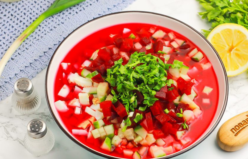 1. Этап. Свекольник по-еврейски: В банке или другой стеклянной емкости соедините нарезку свеклы, охлажденную фильтрованную воду, лимонный сок и соль. Аккуратно все перемешайте. Часть влейте в емкость к остальным нарезкам. Измельчите свежую зелень и добавьте в салатник.