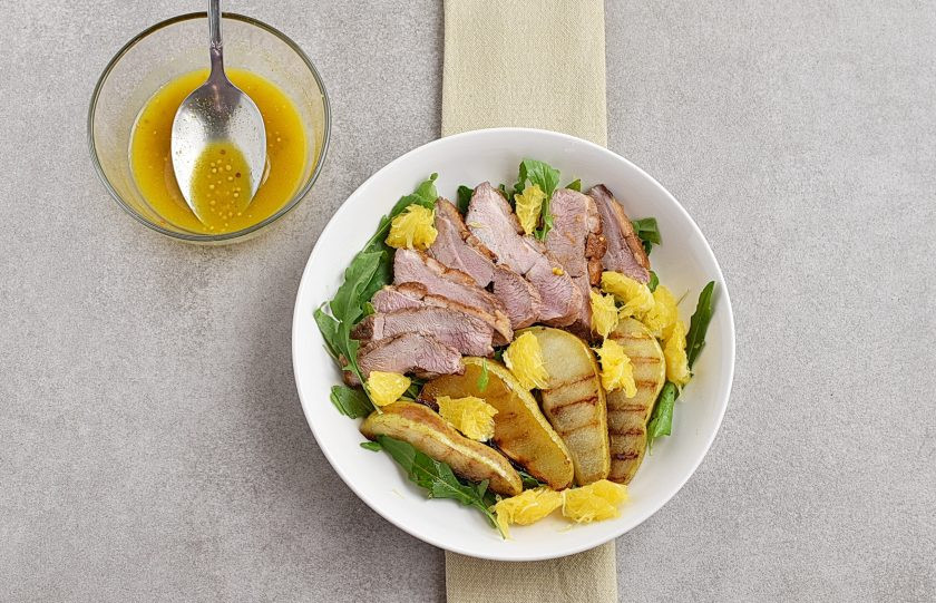 1. Этап. Салат из утки: Филе нарежьте тонкими ломтиками и выложите сбоку.