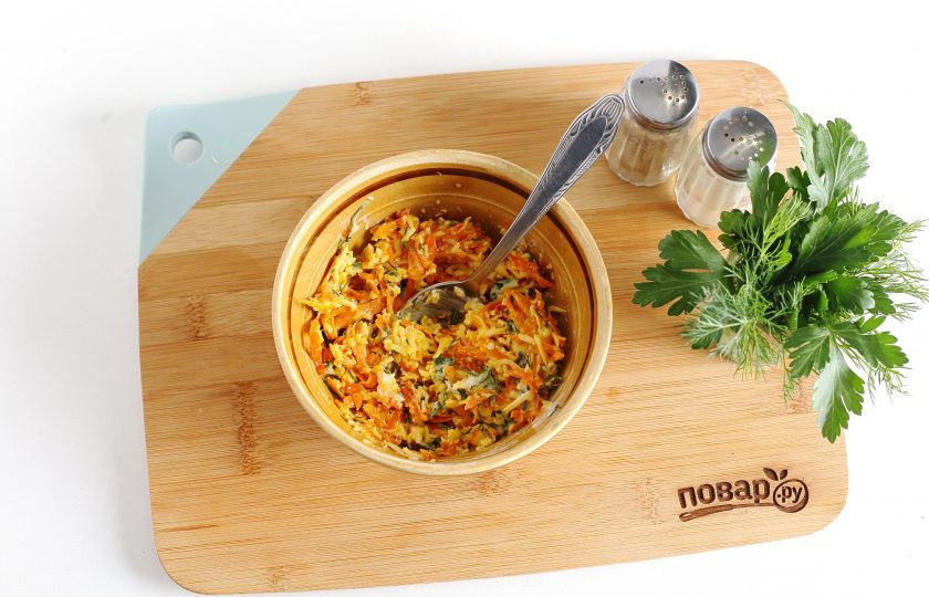 1. Этап. Рулетики из кабачков с морковью и сыром: Посолите начинку по вкусу, заправьте сметаной или майонезом и перемешайте.