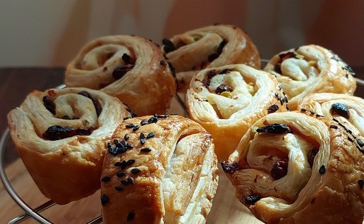 1. Этап. Слойки с ветчиной, изюмом и оливками: Готовые слойки остудить на решетке.