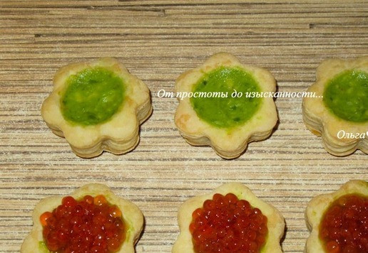 1. Этап. Волованы с красной икрой и авокадо: В каждую башенку выложите немного пюре из авокадо, а сверху добавьте красную икру.