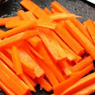 1. Этап. Котлеты из индейки с кисло-сладким соусом: Фаршу необходимо постоять минут 20. А пока займемся следующим: нарежем соломкой морковь, зеленый перец и немного красного перца.