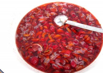 1. Этап. Быстрое варенье из алычи: Насыпаем в емкость с алычой половину всего сахара и оставляем на пару часиков, чтобы плоды пустили сок. Пока алыча настаивается, мы нарезаем лайм на ломтики, удаляем из них косточки и бланшируем лайм в кипятке в течение 5 минут, чтобы при варке варенья его кожица не затвердела.