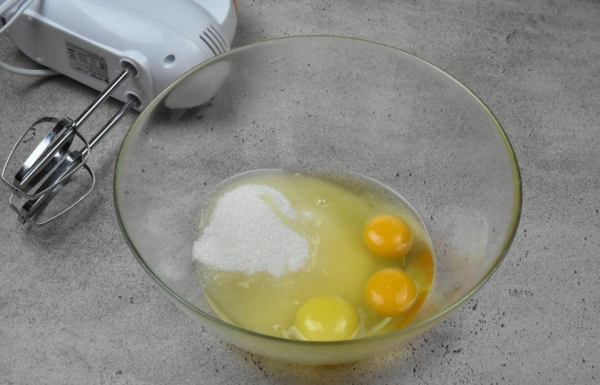 1. Этап. Александрийское тесто для куличей: В миске соедините яйца, сахар. Размешайте смесь венчиком или миксером до растворения сахара.