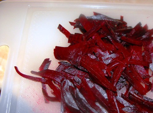 1. Этап. Простой салат со свеклой: Нарежьте вареную свеклу соломкой.