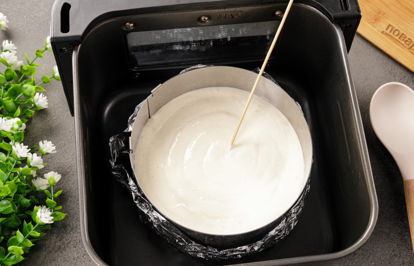 1. Этап. Бисквит в аэрогриле: Перемешайте тесто круговыми движениями при помощи деревянной шпажки.