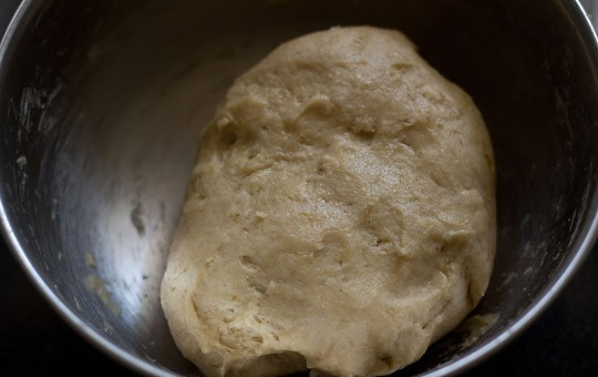 1. Этап. Банановые булочки: 6. После снова вымешайте тесто. Если оно будет липнуть к рукам, смажьте их немного растительным маслом.