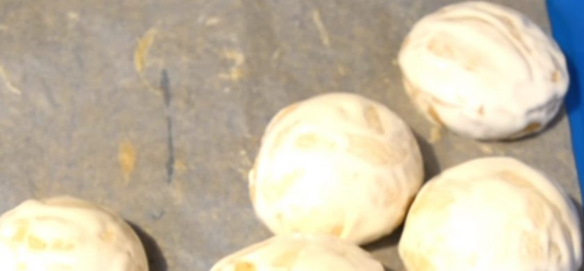 1. Этап. Пряники простые: 5. Часть остывшего печенья переложите в миску, полейте небольшим количеством глазури и перемешайте лопаткой, чтобы пряники полностью покрылись глазурью. Выложите пряники на покрытый пергаментом противень и дайте глазури застыть. Приятного аппетита!