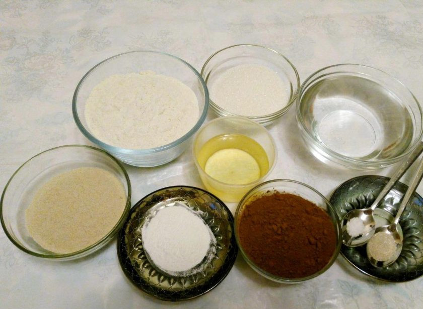 1. Этап. Шоколадный пирог с гречневой мукой: Подготовьте небольшой набор продуктов, необходимых для приготовления шоколадного пирога с гречневой мукой.