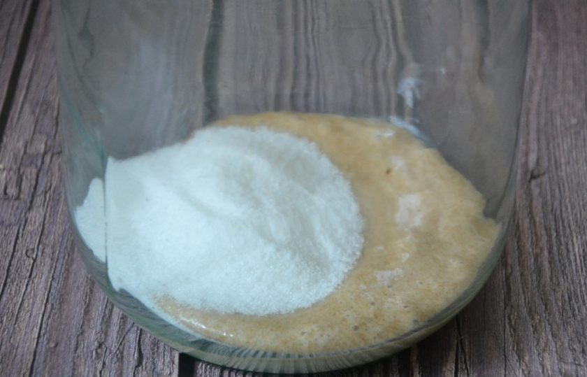 1. Этап. Деревенский квас: В банку объемом три литра всыпьте сахар, влейте закваску, смешайте.