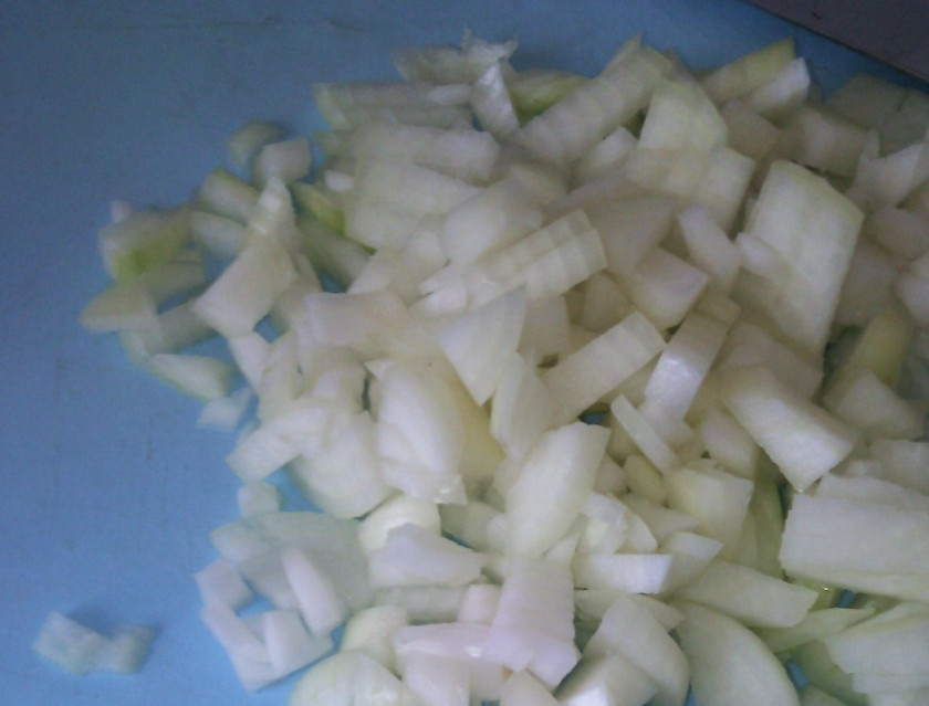 1. Этап. Самса с мясом и картошкой: Почистим лук, нарежем и его мелкими кубиками.