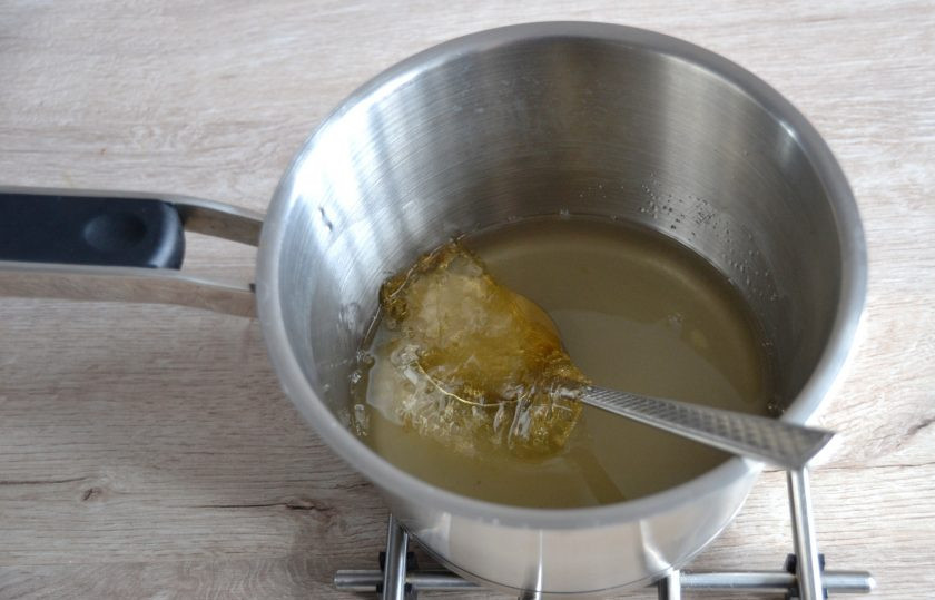 1. Этап. Десерт Неженка: Всыпьте в сотейник сахар, влейте воду, нагрейте. Отожмите замоченный желатин и добавьте его в сотейник, нагрейте с желатином до его растворения, но не до кипения.