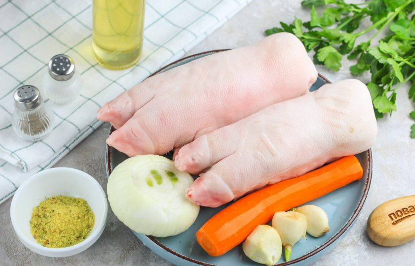 1. Этап. Желе из мясного бульона: Подготовьте указанные ингредиенты. Свиные ножки или рульку, либо часть подчеревка, но обязательно с кожей, промойте в воде. Морковь и лук очистите от кожуры и промойте.