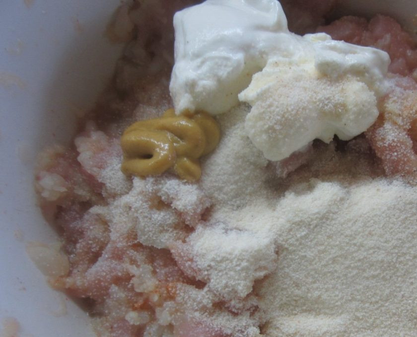 1. Этап. Рецепт рубленых котлет из индейки: 2. Добавьте остальные ингредиенты (горчица используется не сухая) и замешайте однородную массу.