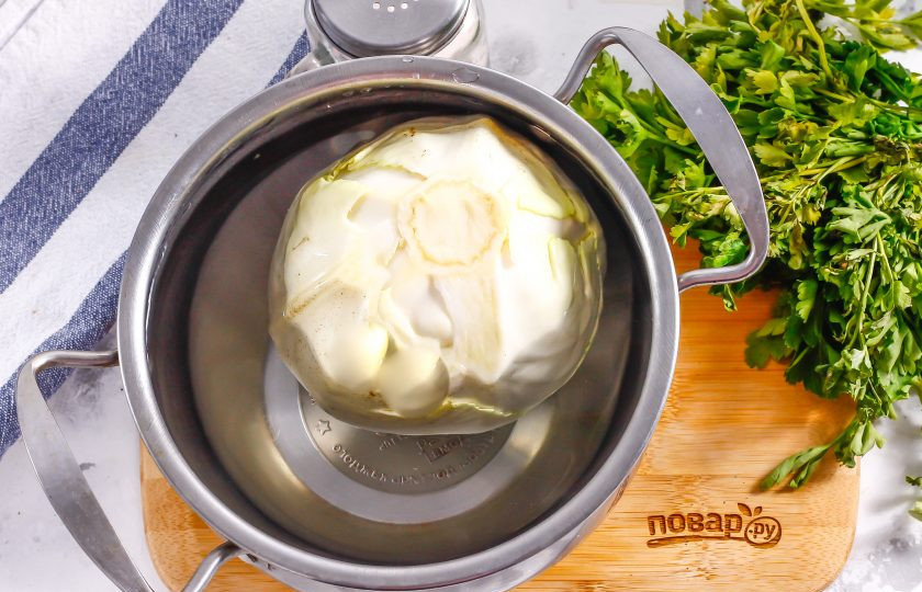 1. Этап. Пхали из капусты по-грузински: Вскипятите воду в кастрюле и опустите в нее кочан капусты, отварите примерно 10 минут.