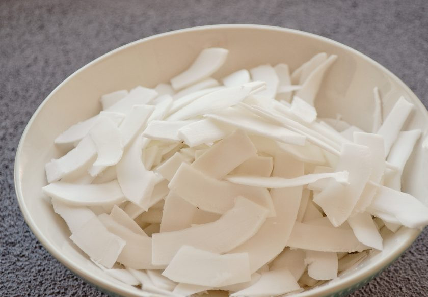 1. Этап. Кокосовые чипсы: С помощью овощечистки нарежьте кокос на тонкие ломтики.