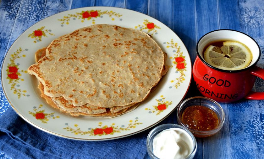 1. Этап. Полезные блины: Блины получились румяными и аппетитными. Подавайте их со сметаной, вареньем, джемом или медом. Это вкусно и полезно!