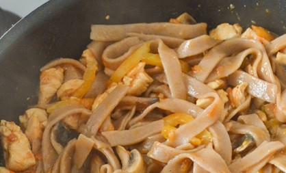 1. Этап. Соба с курицей и овощами: Добавьте лапшу в сковороду. Аккуратно перемешайте и оставьте блюдо тушиться на 3 минуты.