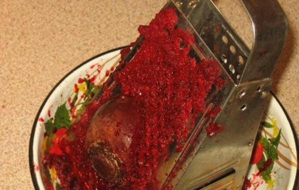 1. Этап. Диетический винегрет: Одну сваренную свеклу натираем на крупной терке, а вторую на мелкой. Перекладываем в глубокую тарелку.