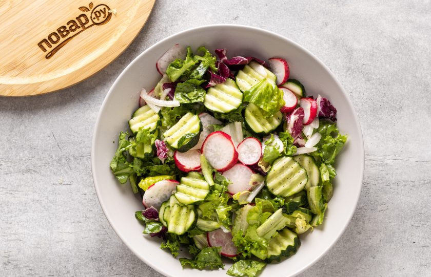 1. Этап. Салат Весна не за горами: Заправьте салат, посолите и поперчите по вкусу. Все перемешайте.