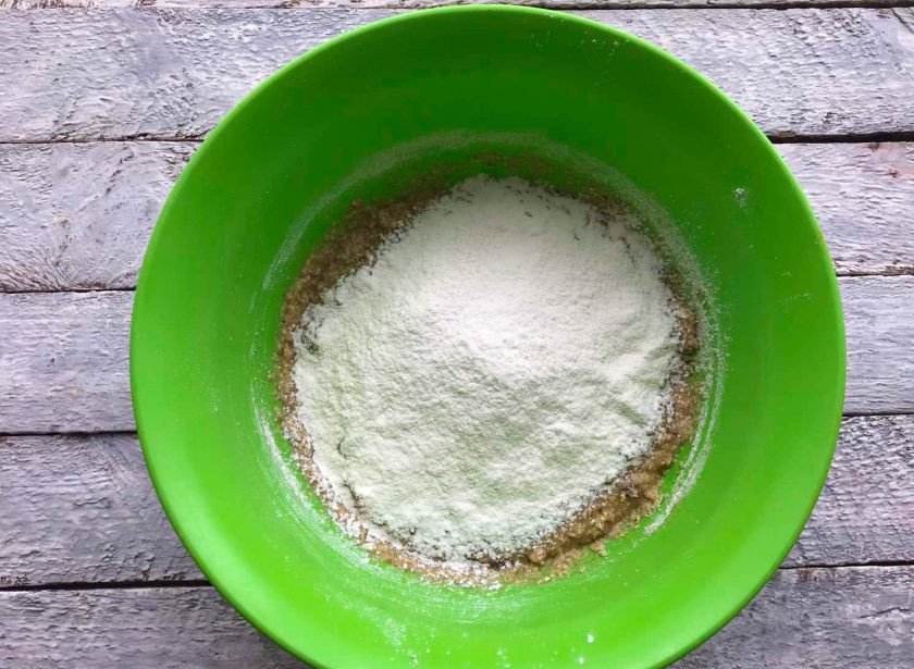 1. Этап. Овсяное печенье на сливочном масле: Добавьте просеянную муку с разрыхлителем.