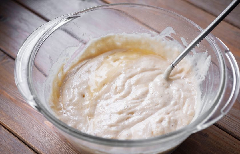 1. Этап. Тесто на топленом молоке: К опаре добавьте соль, залейте сдобную смесь и вмешайте ее.