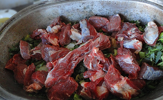 1. Этап. Чакапули из телятины: Сверху кладем оставшееся мясо.