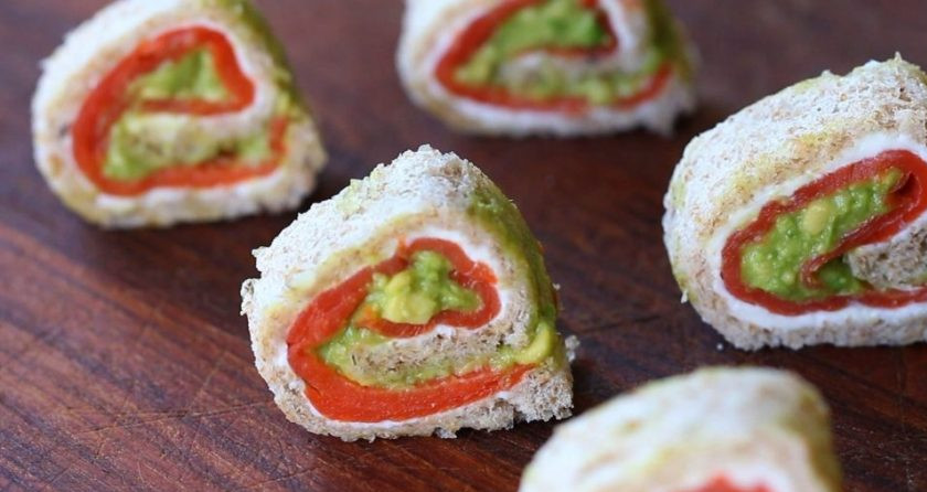 1. Этап. Рулетики из лосося с авокадо: 6. Порежьте изделия на кусочки и подавайте. Приятного аппетита!