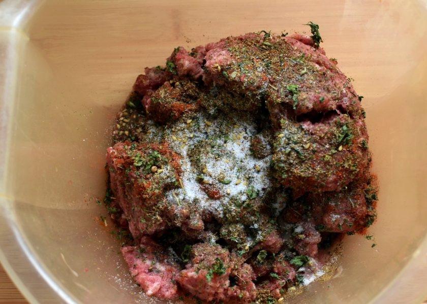 1. Этап. Кебабы в овощах по-турецки: Добавьте в фарш яйцо, пряности, посолите и поперчите по вкусу, хорошо вымешайте. Отбейте несколько раз фарш в миске.