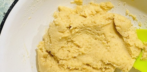 1. Этап. Миндальное печенье: Получается вот такое тесто. Тесто не липнет к рукам, и его легко можно скатать в шарики