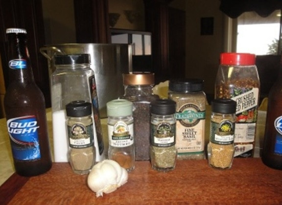 1. Этап. Копченые колбаски: Все приправы, соль, перец и измельчённый чеснок смешайте с пивом. Залейте им фарш. Оставьте его в холодильнике на 12 часов.