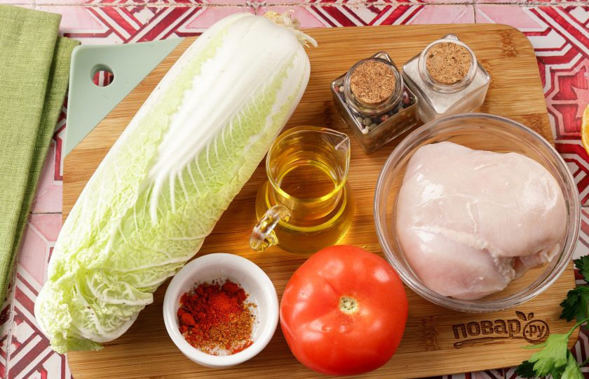 1. Этап. Салат с курицей, помидором и пекинской капустой: Подготовьте все ингредиенты по списку. Грудку предварительно промойте и обсушите.