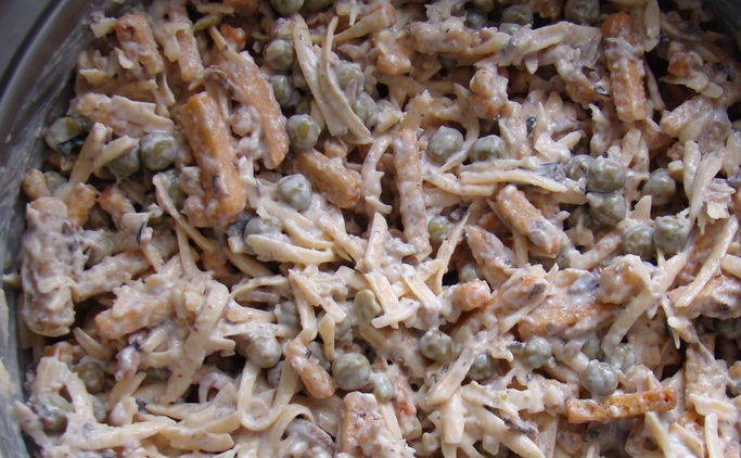 1. Этап. Салат со шпротами и сыром: Заправляем салат майонезом, тщательно все перемешав. Ставим салат в холодильник на несколько часов для пропитки.