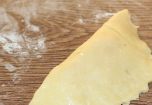 1. Этап. Вкусные ракушки с начинкой из индейки: 13. Закрываем начинку, приминаем пальчиками. Противоположные концы соединяем вместе.