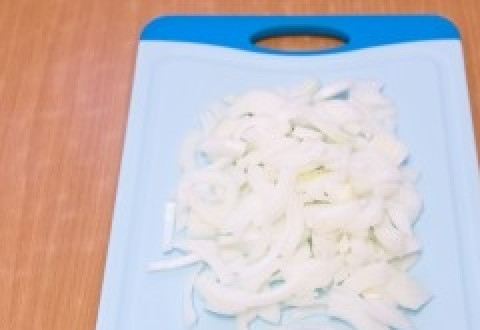 1. Этап. Говядина с ананасами: Лук очистите и нарежьте полукольцами. Мясо помойте, удалите жилки и нарежьте небольшими кусочками.