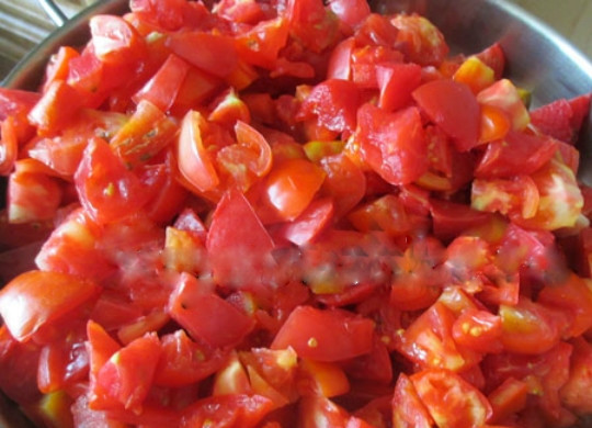 1. Этап. Зеленые щи на зиму: 4. Помидор хорошо помойте, нарежьте кубиками любой величины (на ваше усмотрение). Также можно снять с помидоров кожу, обдав их кипятком.