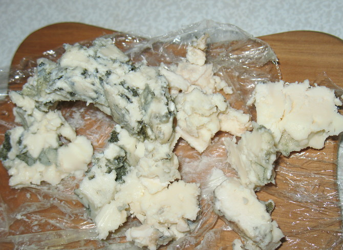 1. Этап. Тортеллини с грибами: Когда из грибов выйдет лишняя влага, выкладываем на сковороду топленый жир (здесь он с добавлением зелени) и наливаем немного растительного масла.