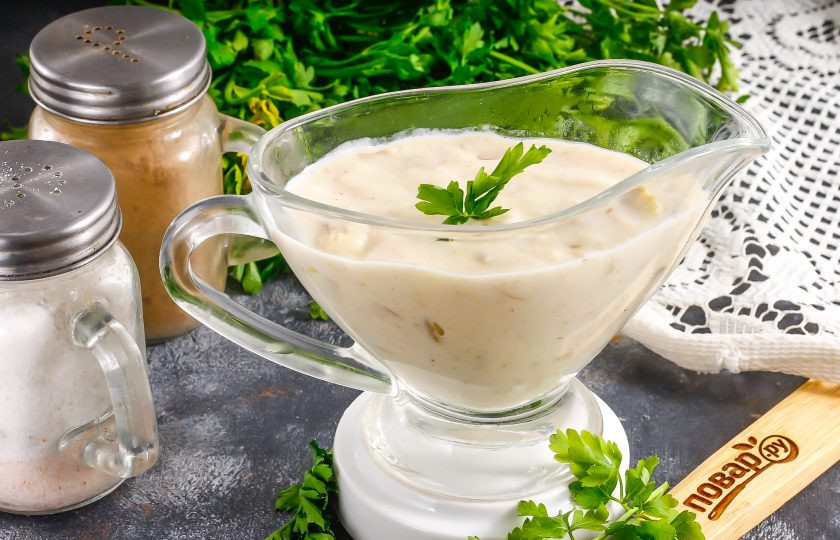 1. Этап. Сливочно-имбирный соус: Выложите соус в пиалу, креманку или соусник, подайте к столу горячим или же остудите, накрыв сверху пищевой пленкой, чтобы он не обветрился.